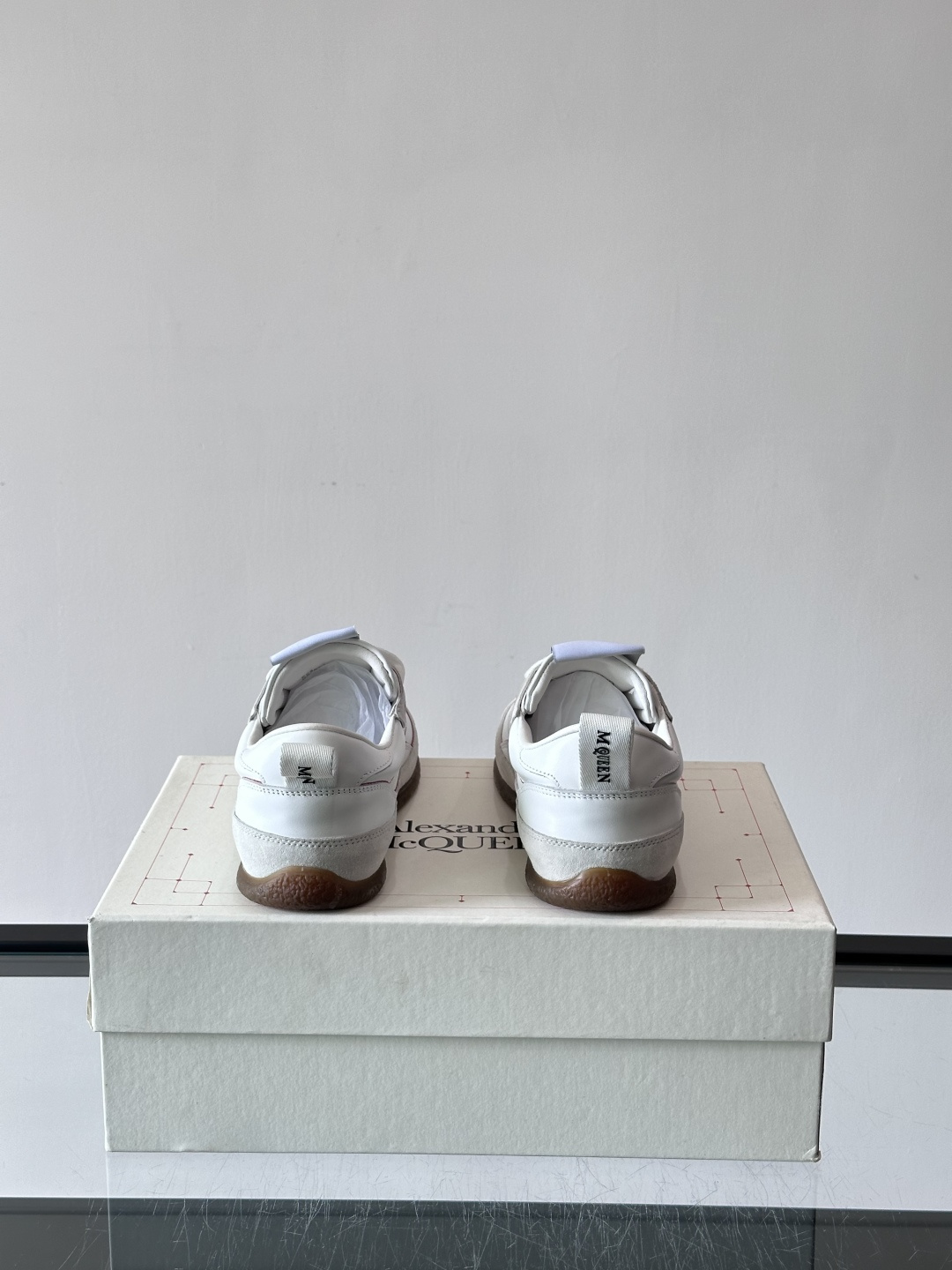 MCQUEEN SS26 超美德训复古拼接板鞋，白色皮革+灰色麂皮，红色缝线点缀，简约又有细节感✨。橡胶