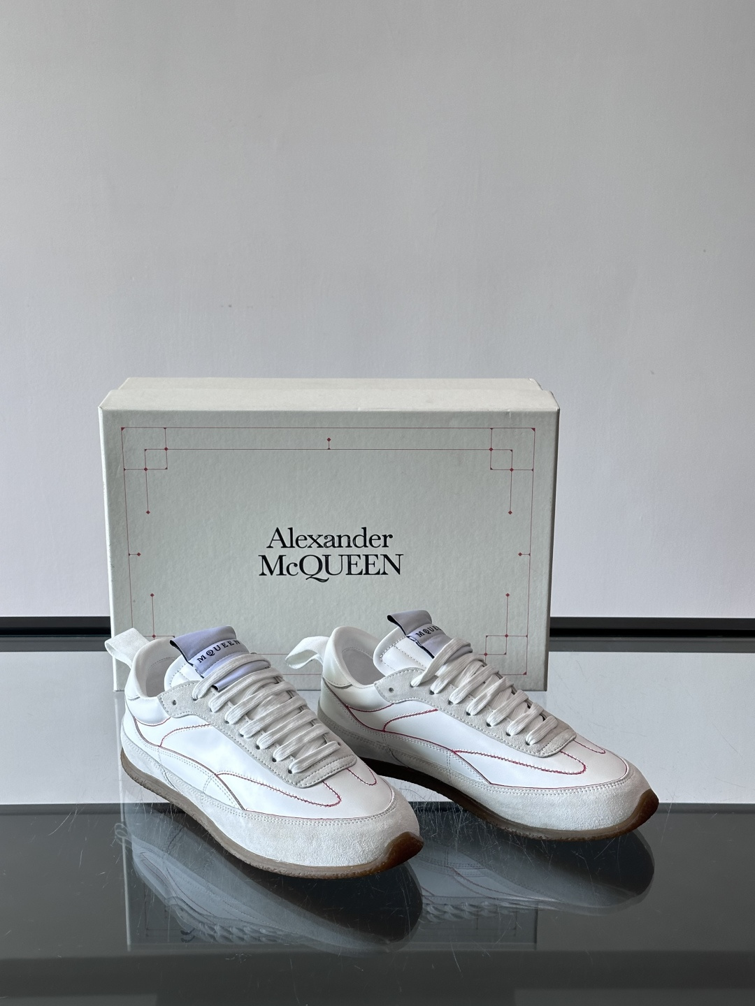 MCQUEEN SS26 超美德训复古拼接板鞋，白色皮革+灰色麂皮，红色缝线点缀，简约又有细节感✨。橡胶