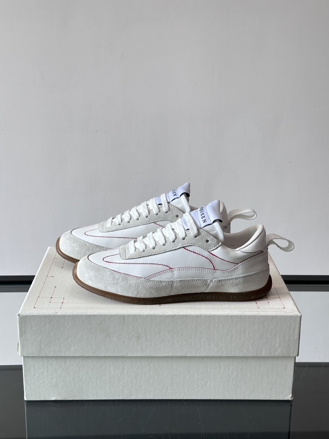 MCQUEEN SS26 超美德训复古拼接板鞋，白色皮革+灰色麂皮，红色缝线点缀，简约又有细节感✨。橡胶
