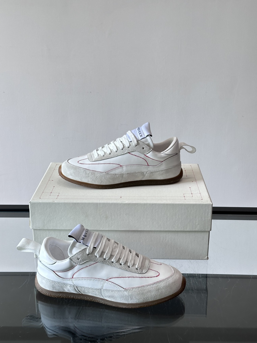 MCQUEEN SS26 超美德训复古拼接板鞋，白色皮革+灰色麂皮，红色缝线点缀，简约又有细节感✨。橡胶