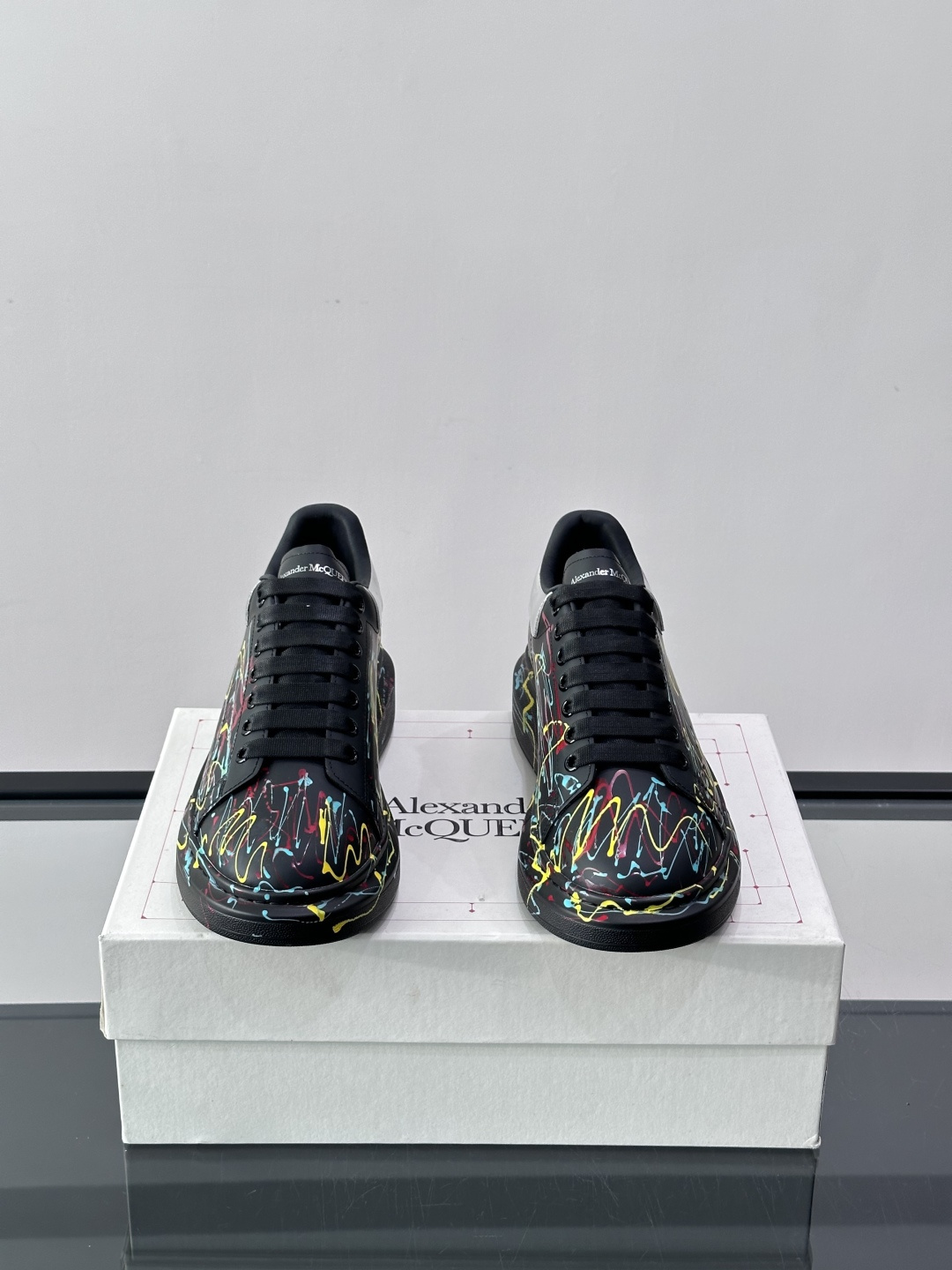 Alexander McQueen 麦昆板鞋采用黑色主色调，搭配多彩泼墨涂鸦，艺术感满满！鞋面是光滑PU