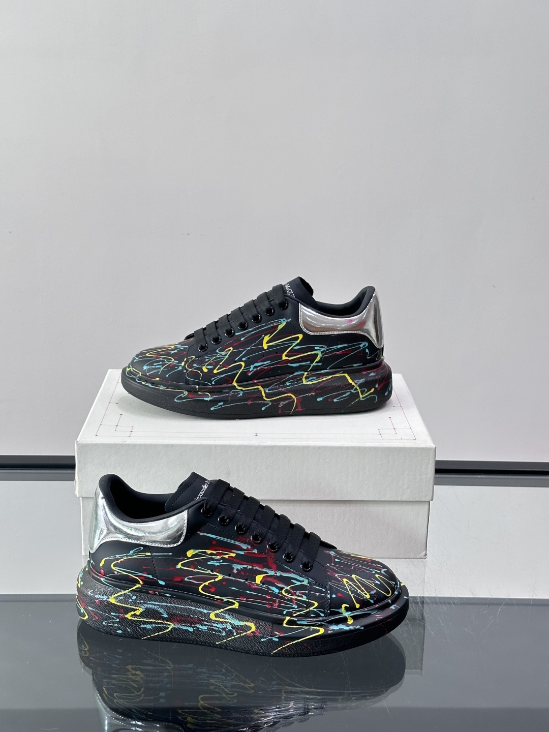 Alexander McQueen 麦昆板鞋采用黑色主色调，搭配多彩泼墨涂鸦，艺术感满满！鞋面是光滑PU