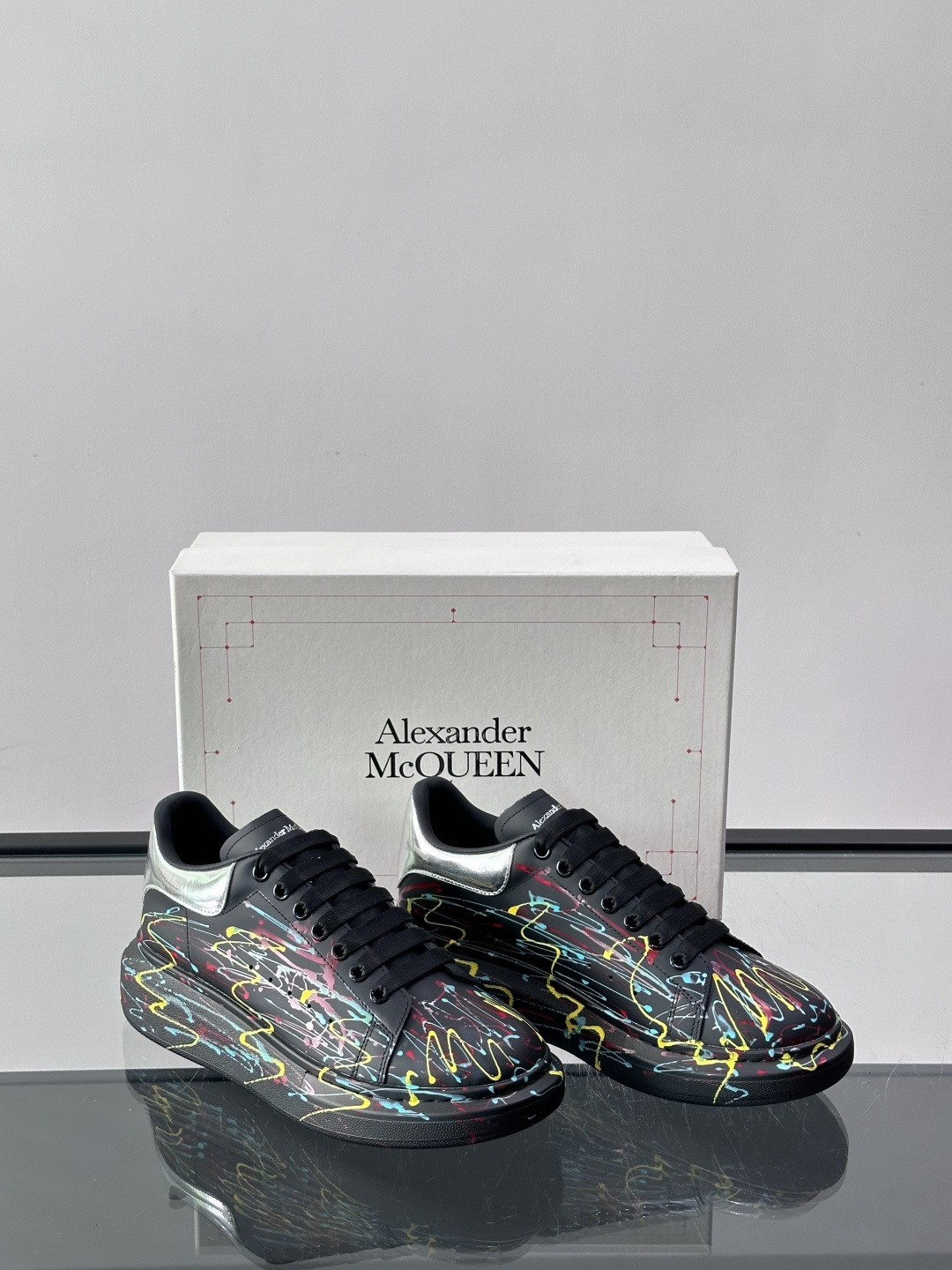 Alexander McQueen 麦昆板鞋采用黑色主色调，搭配多彩泼墨涂鸦，艺术感满满！鞋面是光滑PU