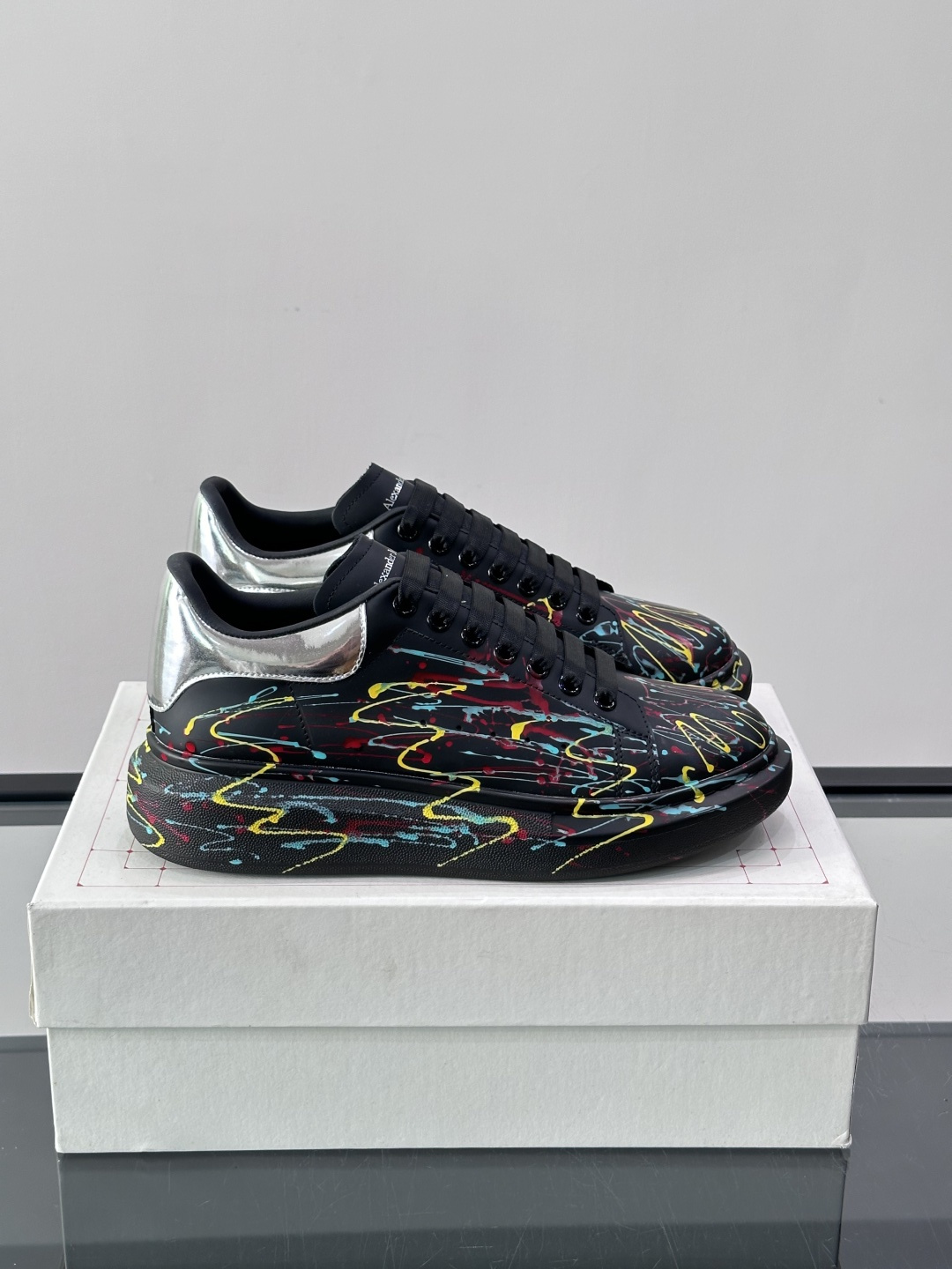 Alexander McQueen 麦昆板鞋采用黑色主色调，搭配多彩泼墨涂鸦，艺术感满满！鞋面是光滑PU