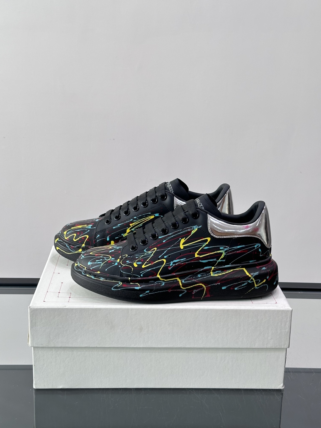 Alexander McQueen 麦昆板鞋采用黑色主色调，搭配多彩泼墨涂鸦，艺术感满满！鞋面是光滑PU