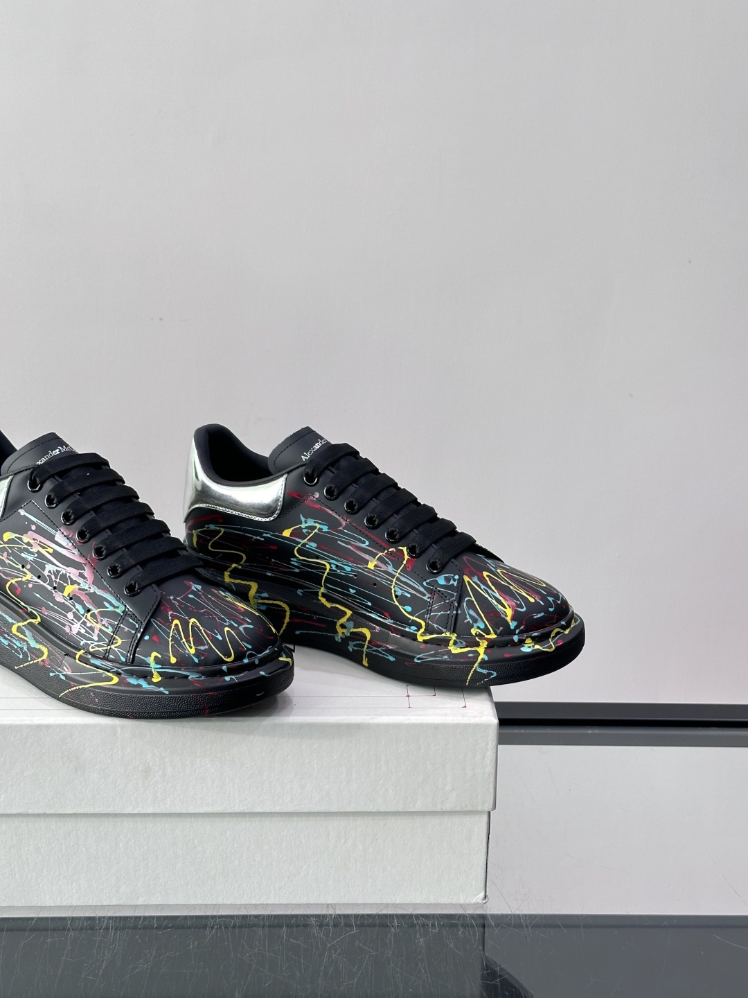 Alexander McQueen 麦昆板鞋采用黑色主色调，搭配多彩泼墨涂鸦，艺术感满满！鞋面是光滑PU