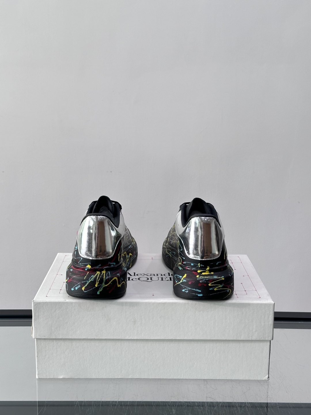 Alexander McQueen 麦昆板鞋采用黑色主色调，搭配多彩泼墨涂鸦，艺术感满满！鞋面是光滑PU