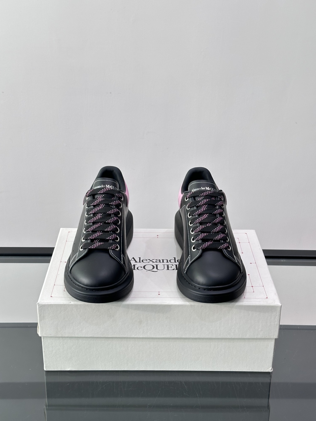 Alexander McQueen厚底板鞋​​🖤这款Alexander McQueen厚底板鞋，黑色皮革