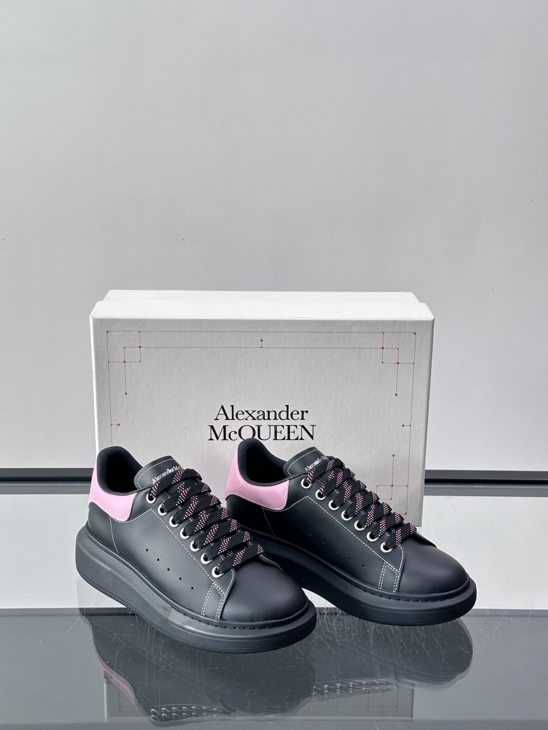 Alexander McQueen厚底板鞋​​🖤这款Alexander McQueen厚底板鞋，黑色皮革