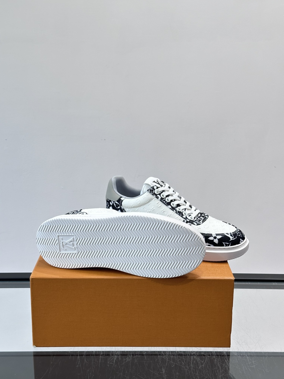 👟LV Monogram男士厚底板鞋，经典老花图案➕牛皮，辨识度超高！厚底设计，穿着舒适还能悄悄增高✨。