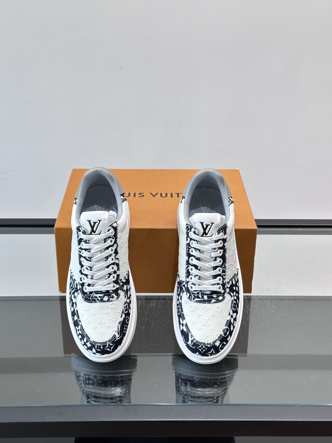 👟LV Monogram男士厚底板鞋，经典老花图案➕牛皮，辨识度超高！厚底设计，穿着舒适还能悄悄增高✨。