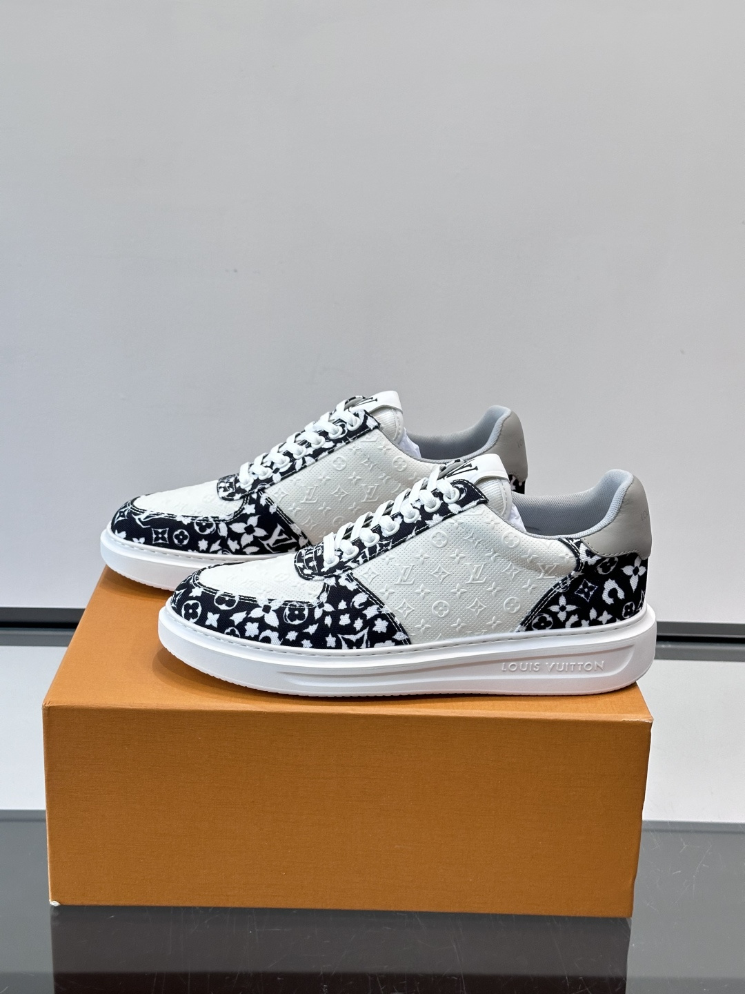 👟LV Monogram男士厚底板鞋，经典老花图案➕牛皮，辨识度超高！厚底设计，穿着舒适还能悄悄增高✨。