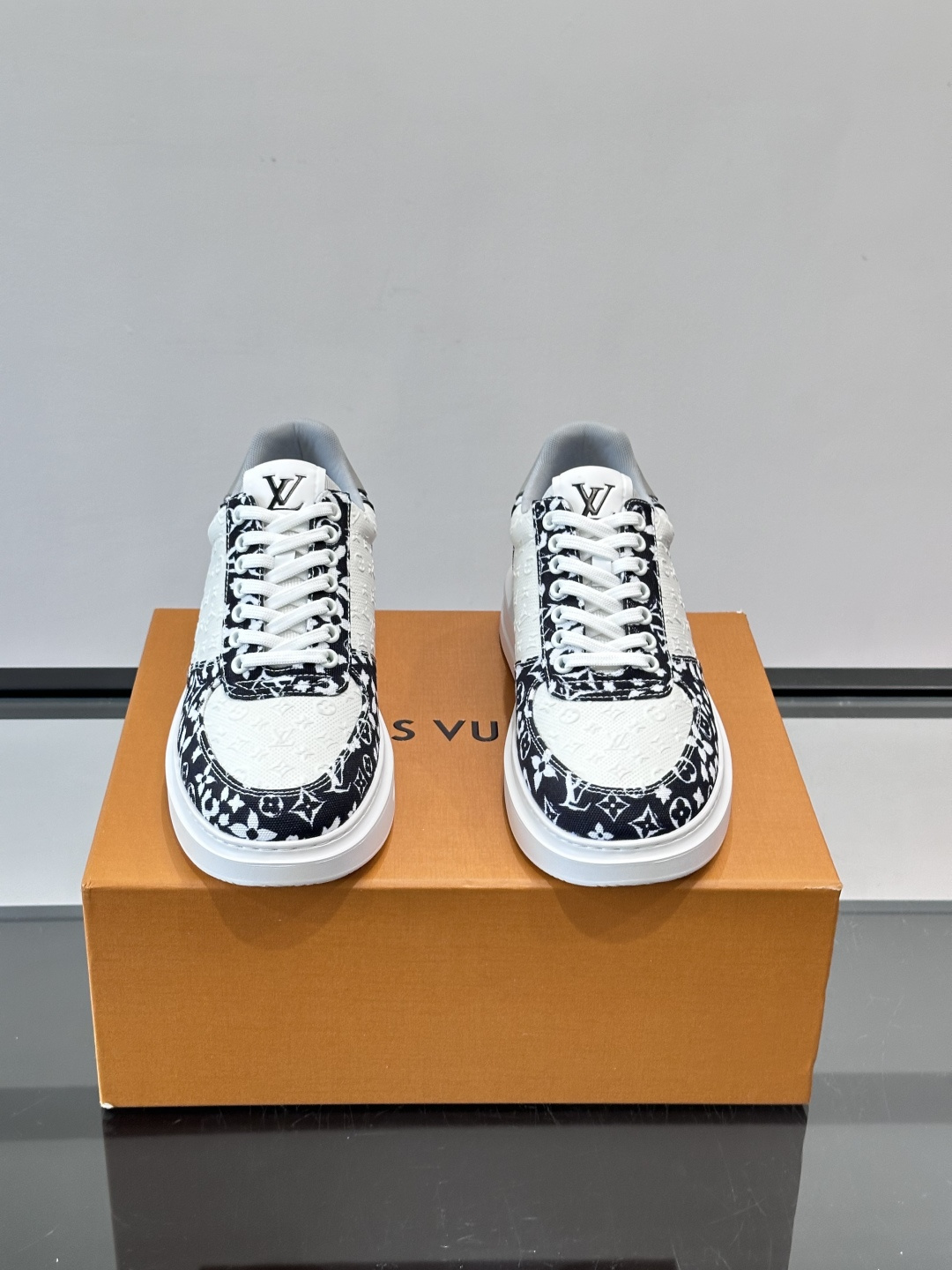 👟LV Monogram男士厚底板鞋，经典老花图案➕牛皮，辨识度超高！厚底设计，穿着舒适还能悄悄增高✨。