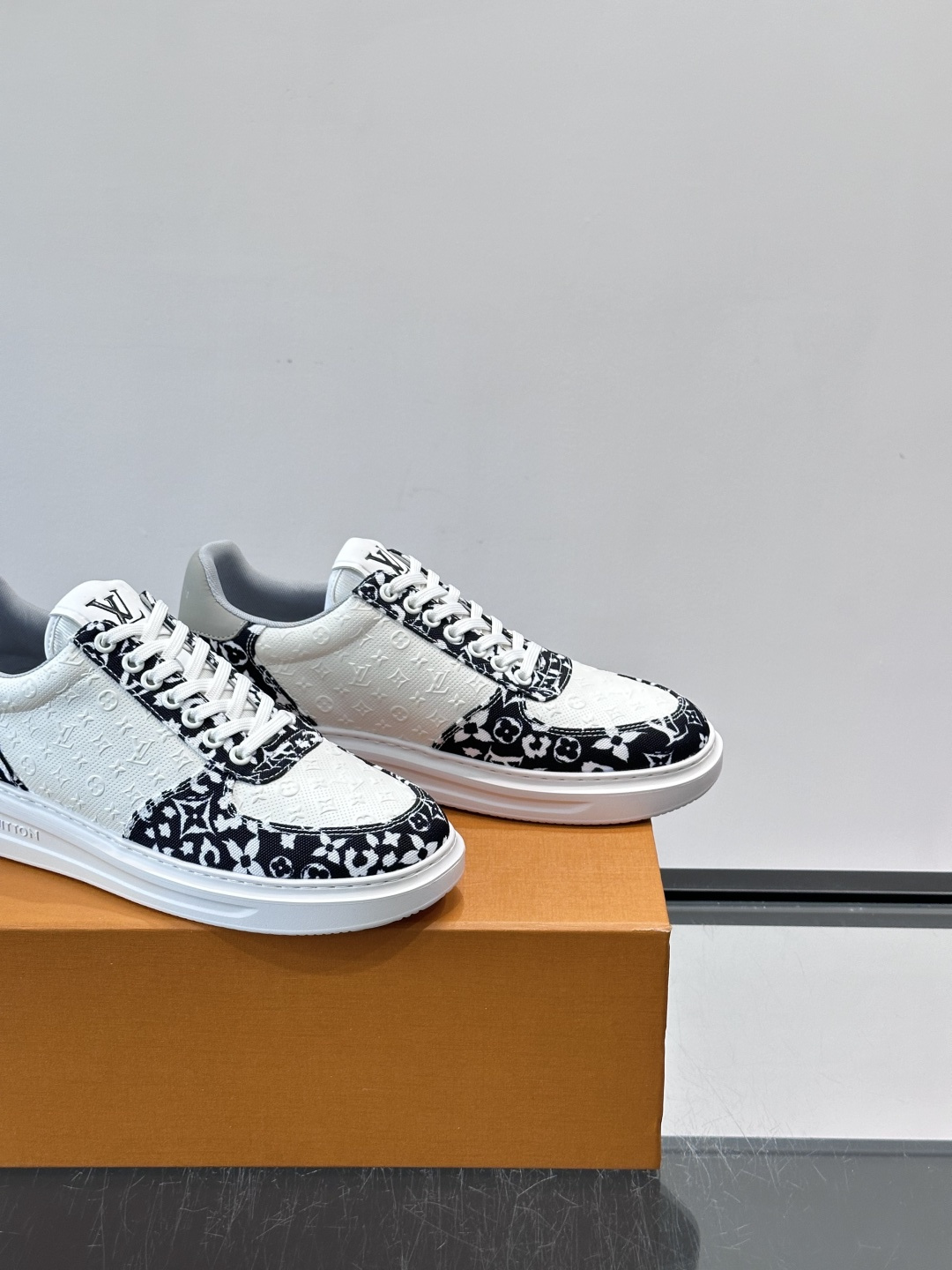 👟LV Monogram男士厚底板鞋，经典老花图案➕牛皮，辨识度超高！厚底设计，穿着舒适还能悄悄增高✨。