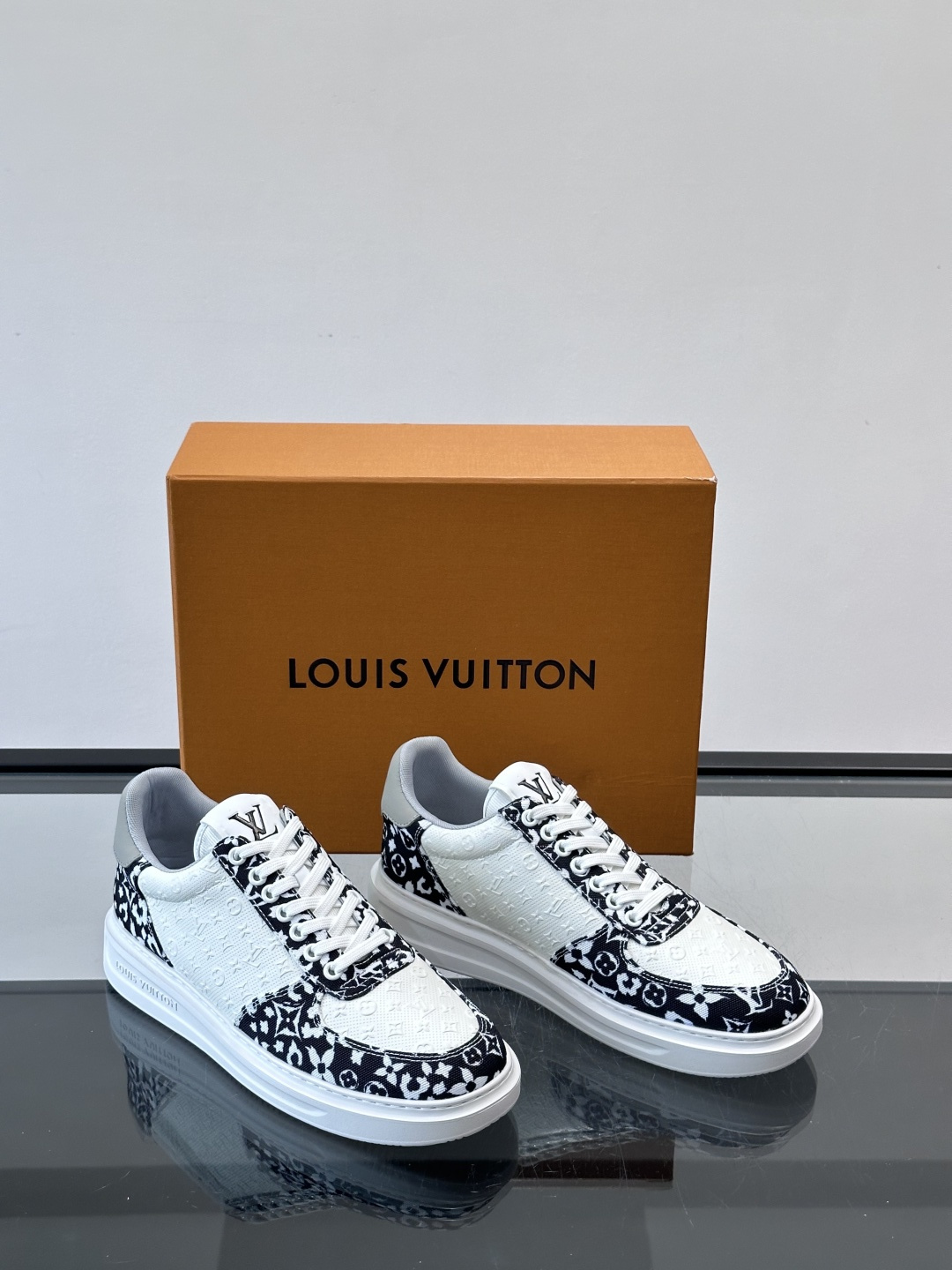 👟LV Monogram男士厚底板鞋，经典老花图案➕牛皮，辨识度超高！厚底设计，穿着舒适还能悄悄增高✨。