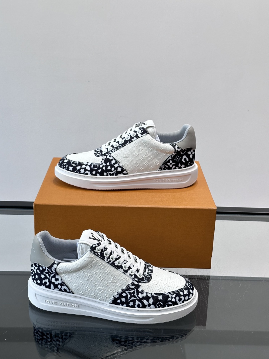 👟LV Monogram男士厚底板鞋，经典老花图案➕牛皮，辨识度超高！厚底设计，穿着舒适还能悄悄增高✨。