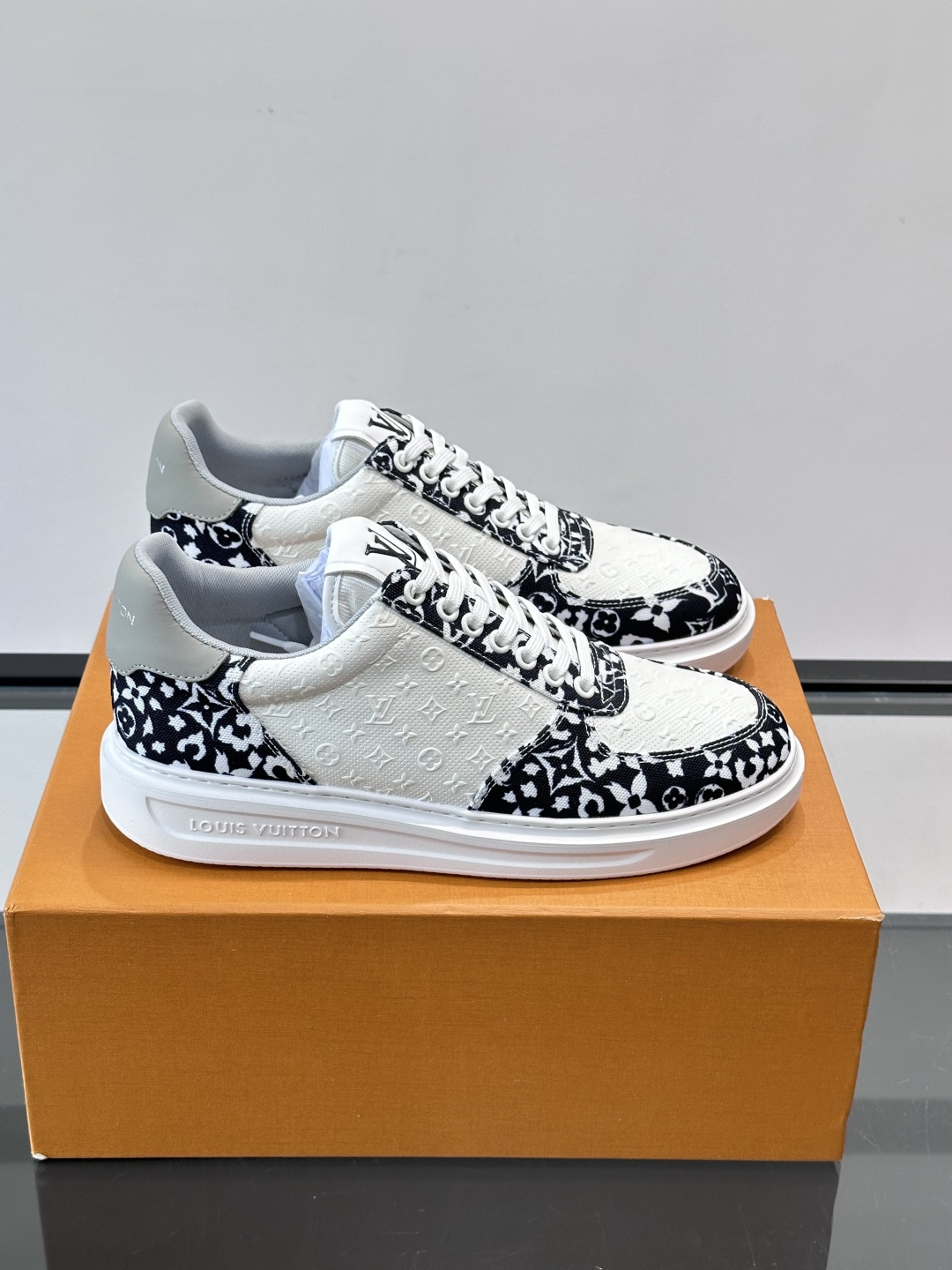 👟LV Monogram男士厚底板鞋，经典老花图案➕牛皮，辨识度超高！厚底设计，穿着舒适还能悄悄增高✨。