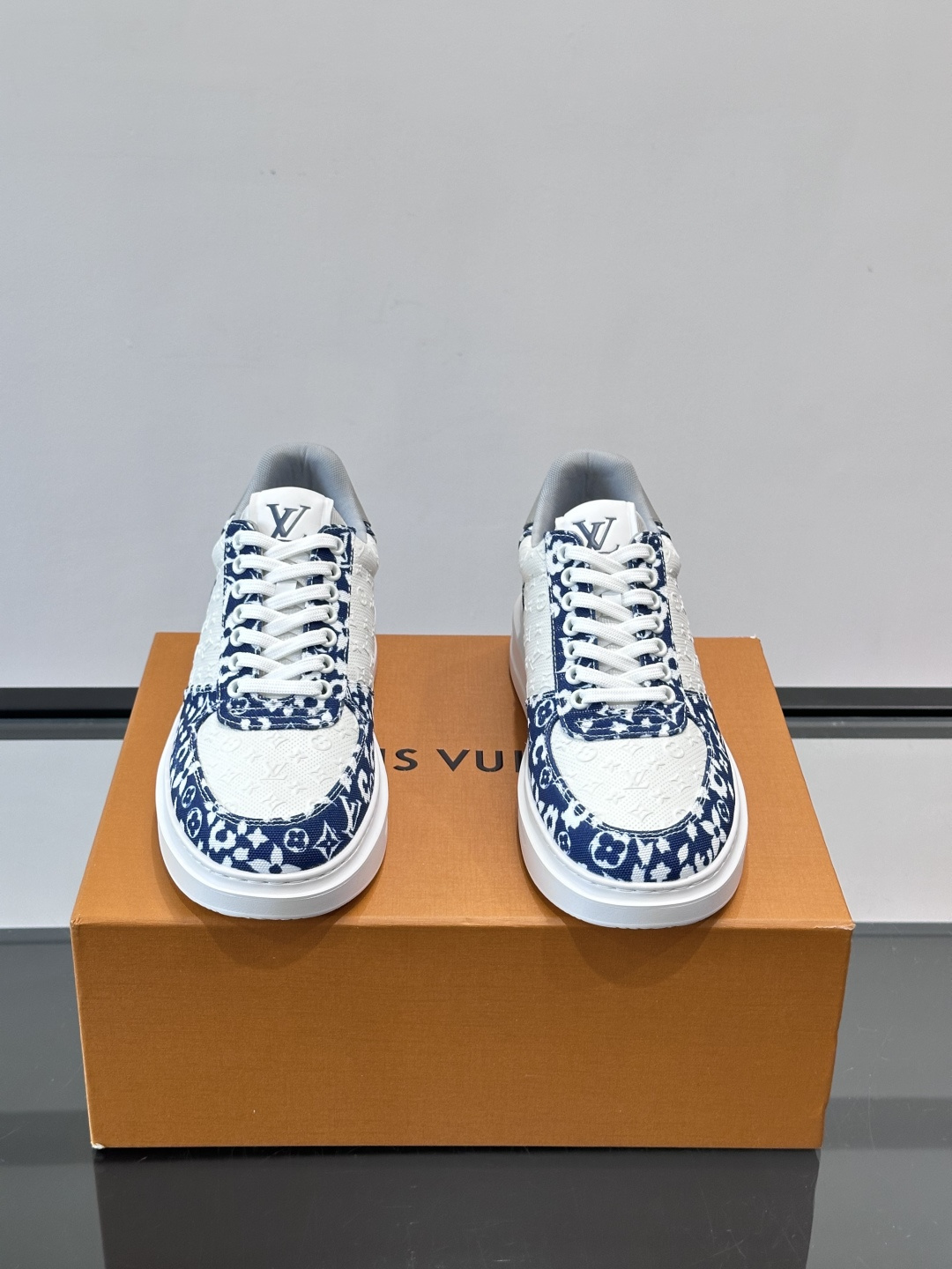 👟LV Monogram男士厚底板鞋，经典老花图案➕牛皮，辨识度超高！厚底设计，穿着舒适还能悄悄增高✨。