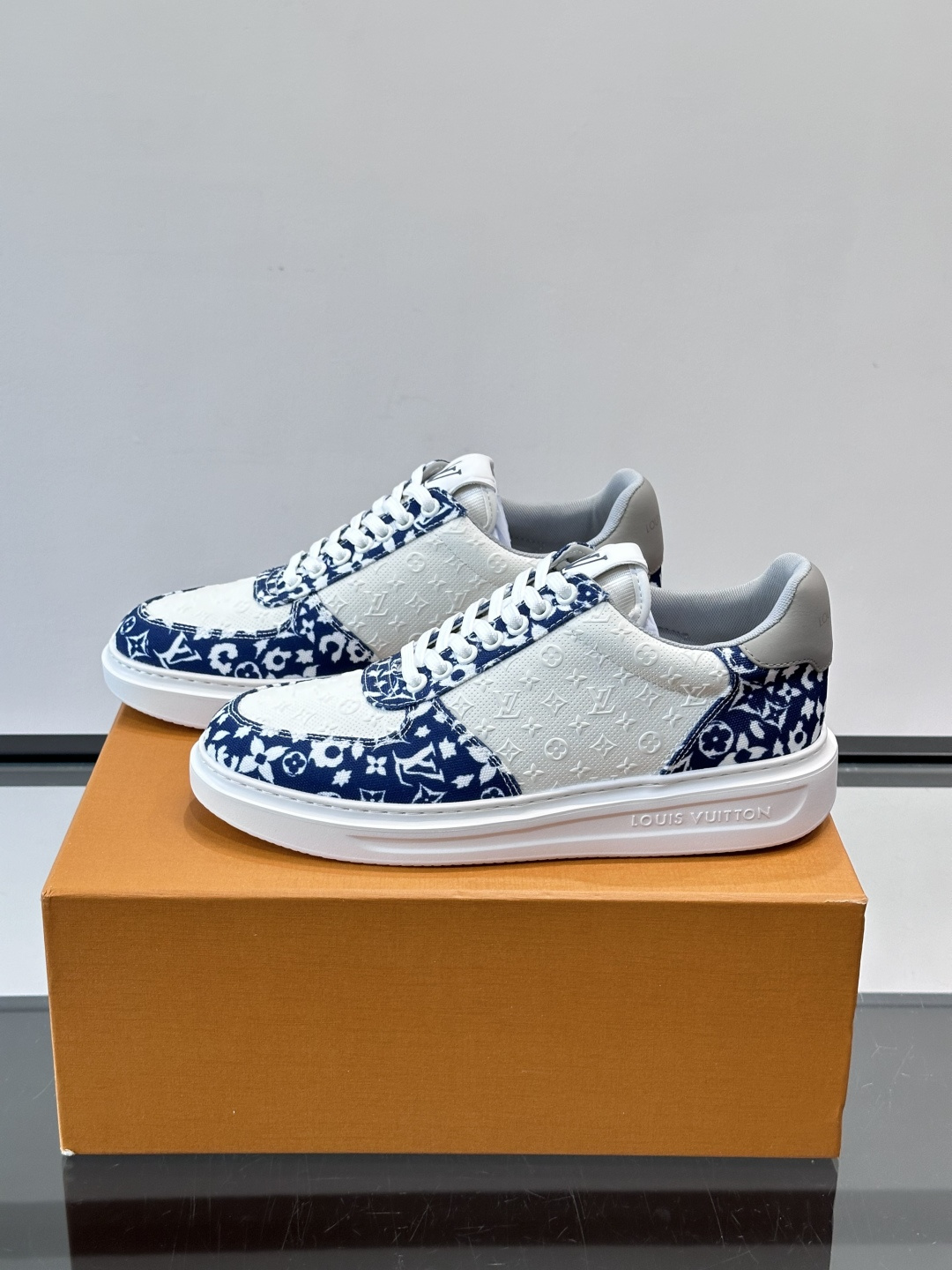 👟LV Monogram男士厚底板鞋，经典老花图案➕牛皮，辨识度超高！厚底设计，穿着舒适还能悄悄增高✨。