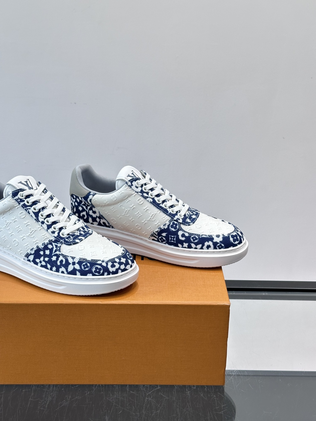 👟LV Monogram男士厚底板鞋，经典老花图案➕牛皮，辨识度超高！厚底设计，穿着舒适还能悄悄增高✨。
