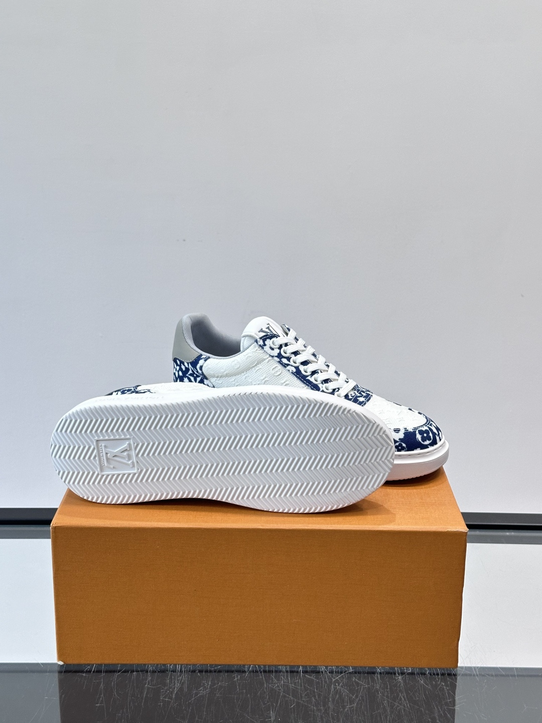 👟LV Monogram男士厚底板鞋，经典老花图案➕牛皮，辨识度超高！厚底设计，穿着舒适还能悄悄增高✨。