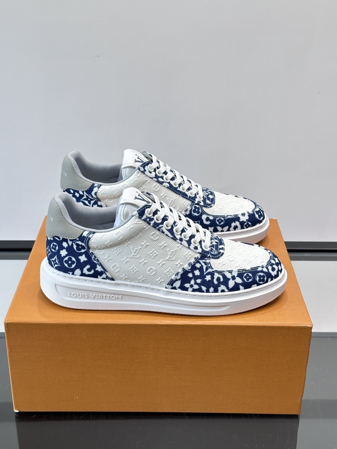 👟LV Monogram男士厚底板鞋，经典老花图案➕牛皮，辨识度超高！厚底设计，穿着舒适还能悄悄增高✨。