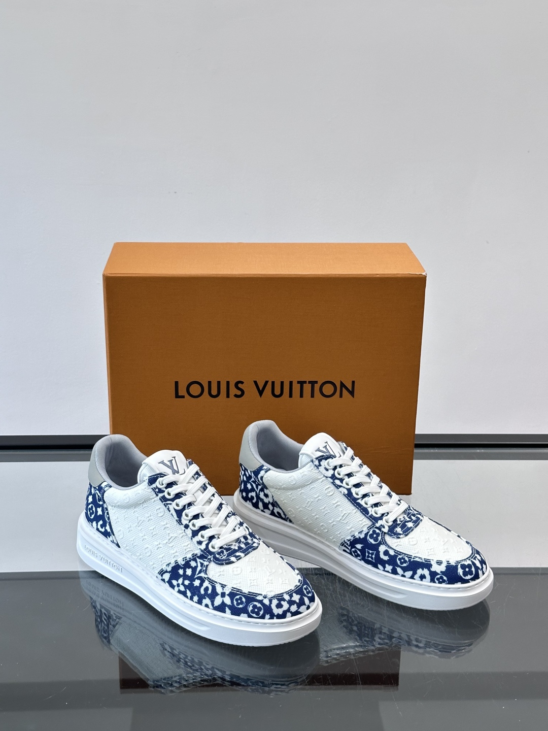 👟LV Monogram男士厚底板鞋，经典老花图案➕牛皮，辨识度超高！厚底设计，穿着舒适还能悄悄增高✨。