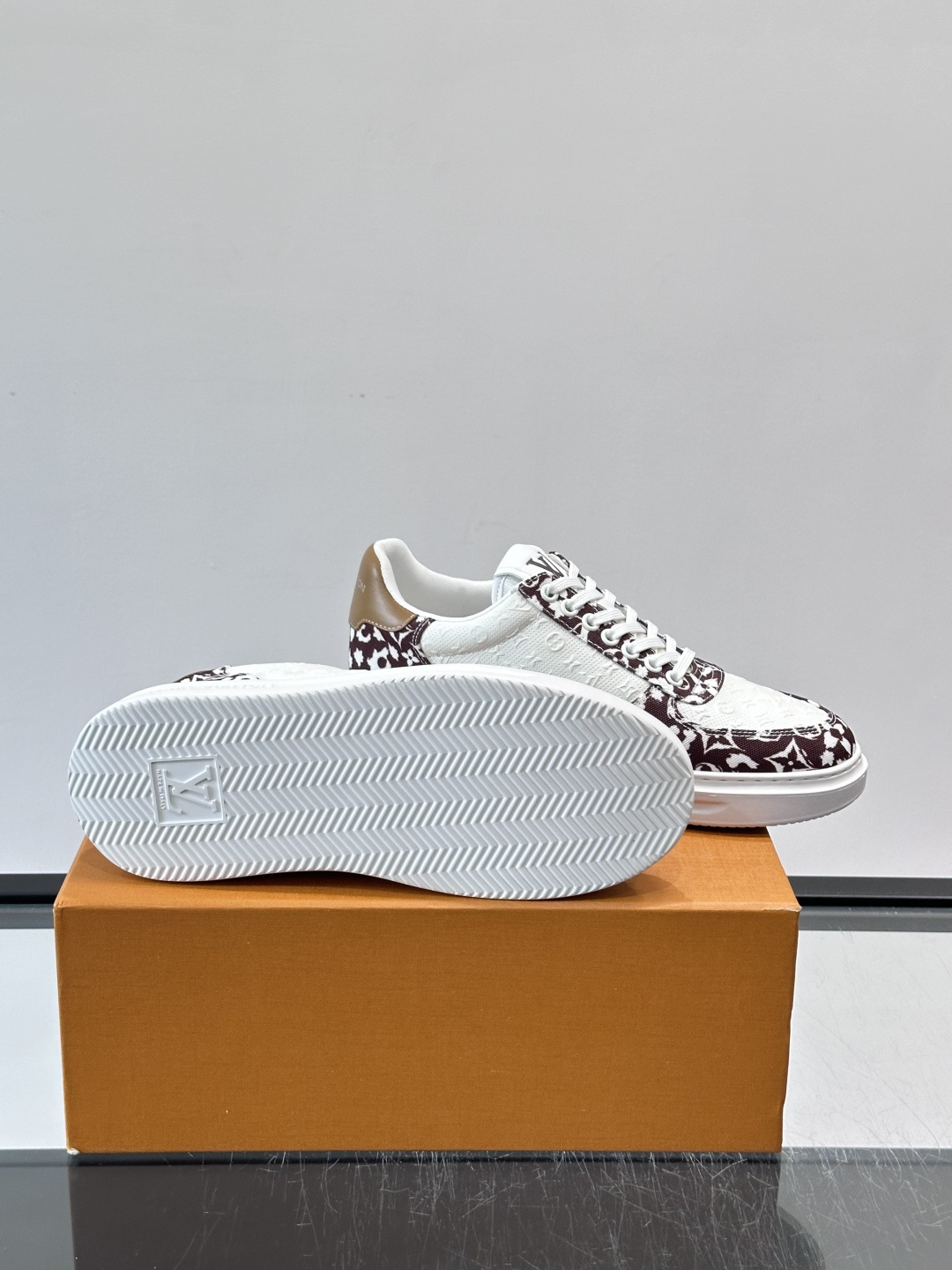 👟LV Monogram男士厚底板鞋，经典老花图案➕牛皮，辨识度超高！厚底设计，穿着舒适还能悄悄增高✨。