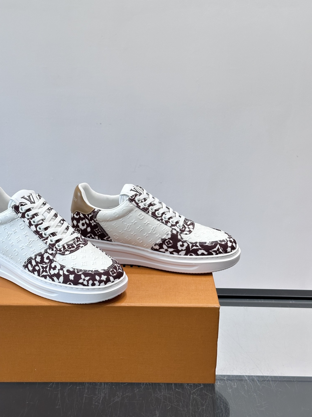 👟LV Monogram男士厚底板鞋，经典老花图案➕牛皮，辨识度超高！厚底设计，穿着舒适还能悄悄增高✨。