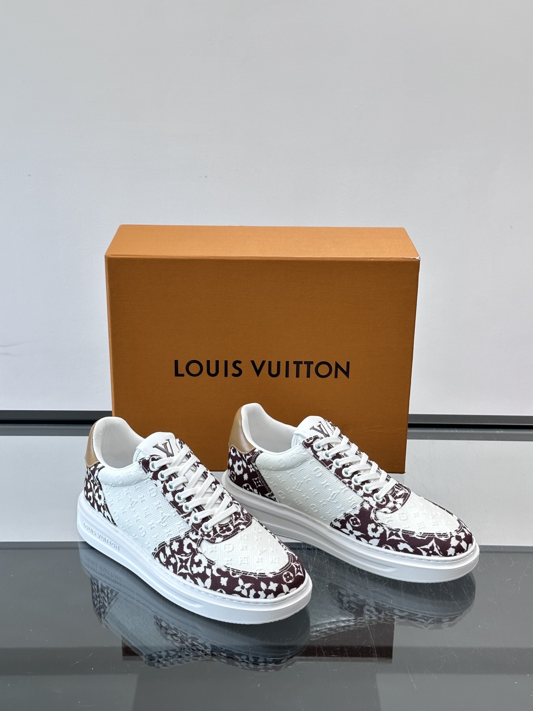 👟LV Monogram男士厚底板鞋，经典老花图案➕牛皮，辨识度超高！厚底设计，穿着舒适还能悄悄增高✨。