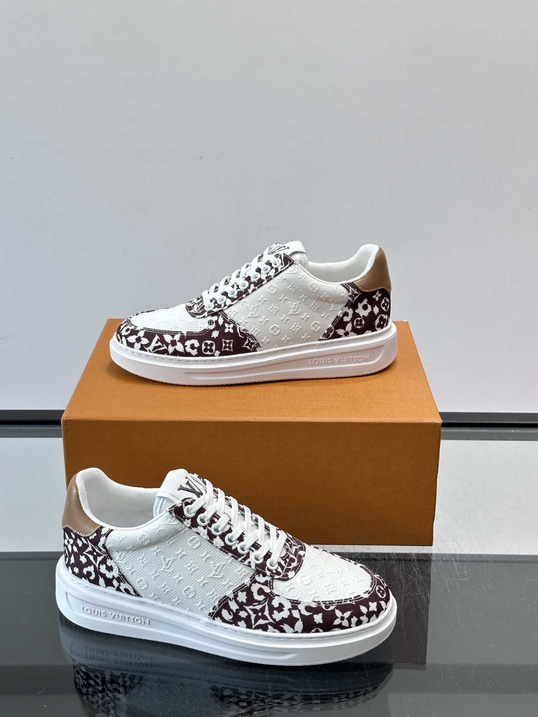 👟LV Monogram男士厚底板鞋，经典老花图案➕牛皮，辨识度超高！厚底设计，穿着舒适还能悄悄增高✨。