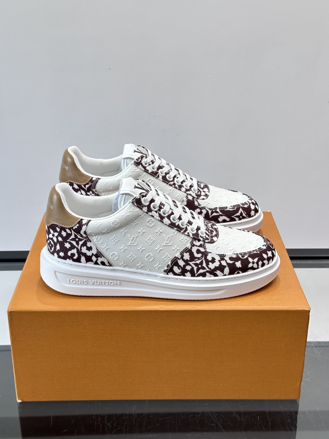 👟LV Monogram男士厚底板鞋，经典老花图案➕牛皮，辨识度超高！厚底设计，穿着舒适还能悄悄增高✨。