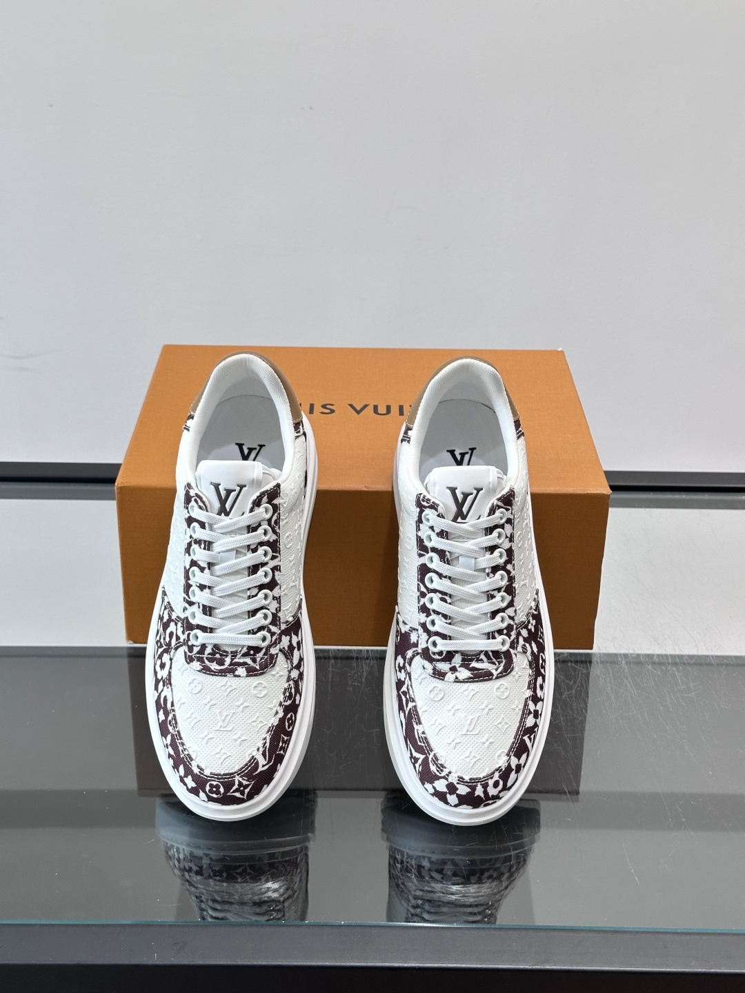 👟LV Monogram男士厚底板鞋，经典老花图案➕牛皮，辨识度超高！厚底设计，穿着舒适还能悄悄增高✨。