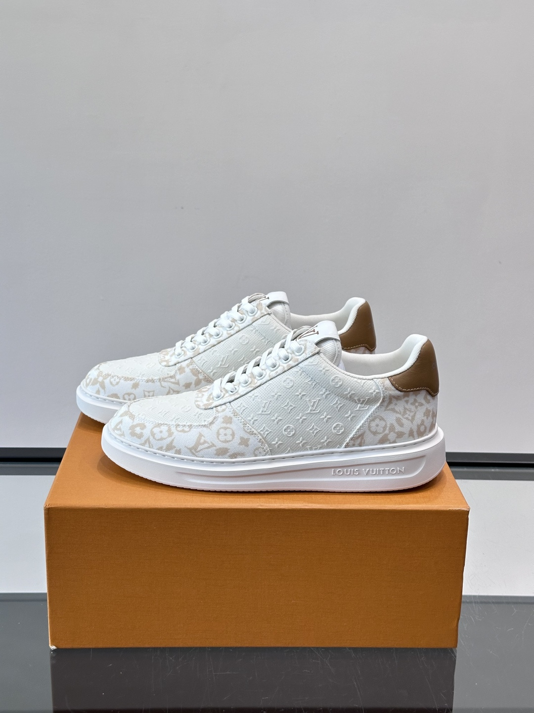 👟LV Monogram男士厚底板鞋，经典老花图案➕牛皮，辨识度超高！厚底设计，穿着舒适还能悄悄增高✨。