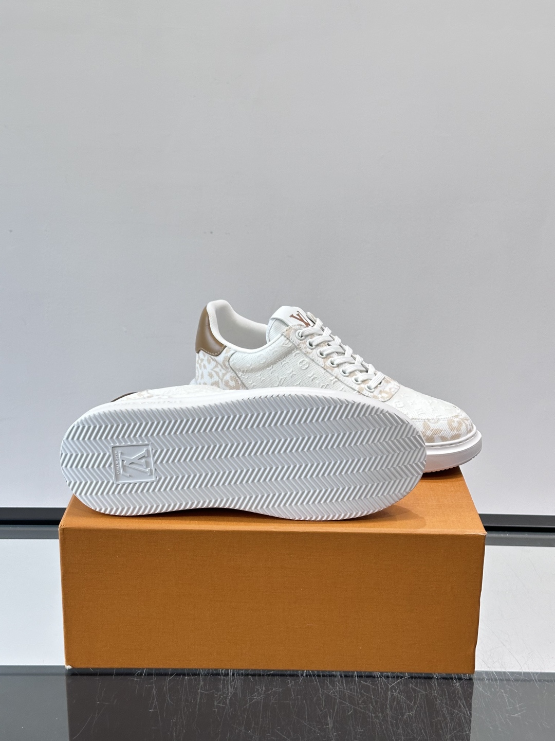 👟LV Monogram男士厚底板鞋，经典老花图案➕牛皮，辨识度超高！厚底设计，穿着舒适还能悄悄增高✨。