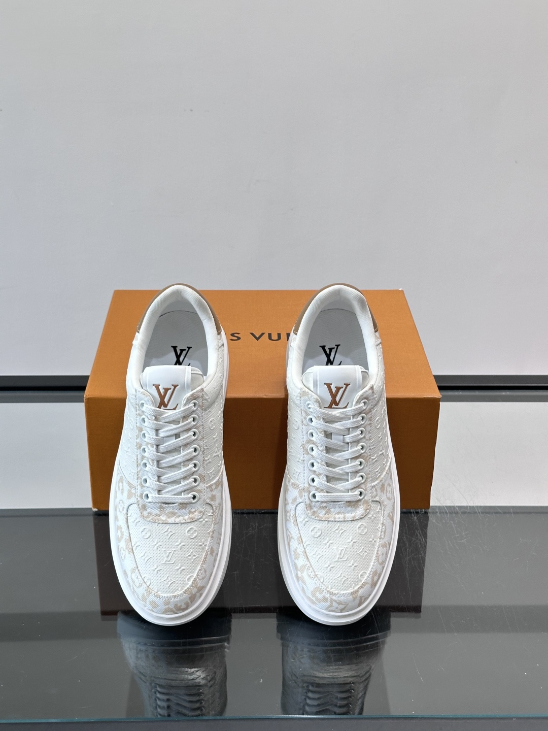 👟LV Monogram男士厚底板鞋，经典老花图案➕牛皮，辨识度超高！厚底设计，穿着舒适还能悄悄增高✨。