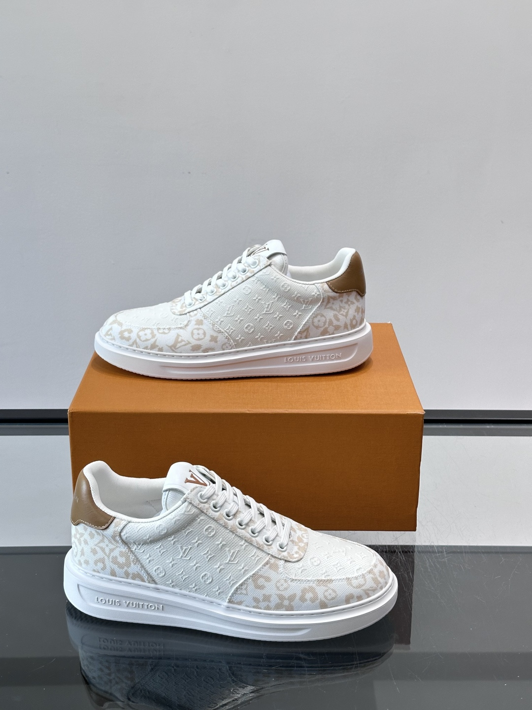 👟LV Monogram男士厚底板鞋，经典老花图案➕牛皮，辨识度超高！厚底设计，穿着舒适还能悄悄增高✨。