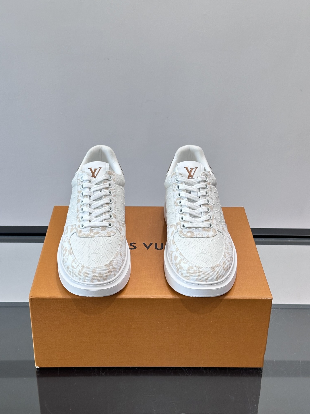 👟LV Monogram男士厚底板鞋，经典老花图案➕牛皮，辨识度超高！厚底设计，穿着舒适还能悄悄增高✨。