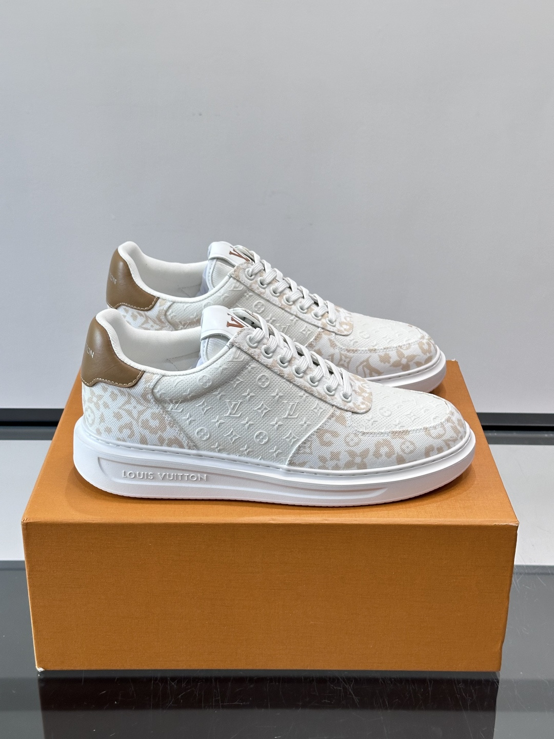👟LV Monogram男士厚底板鞋，经典老花图案➕牛皮，辨识度超高！厚底设计，穿着舒适还能悄悄增高✨。