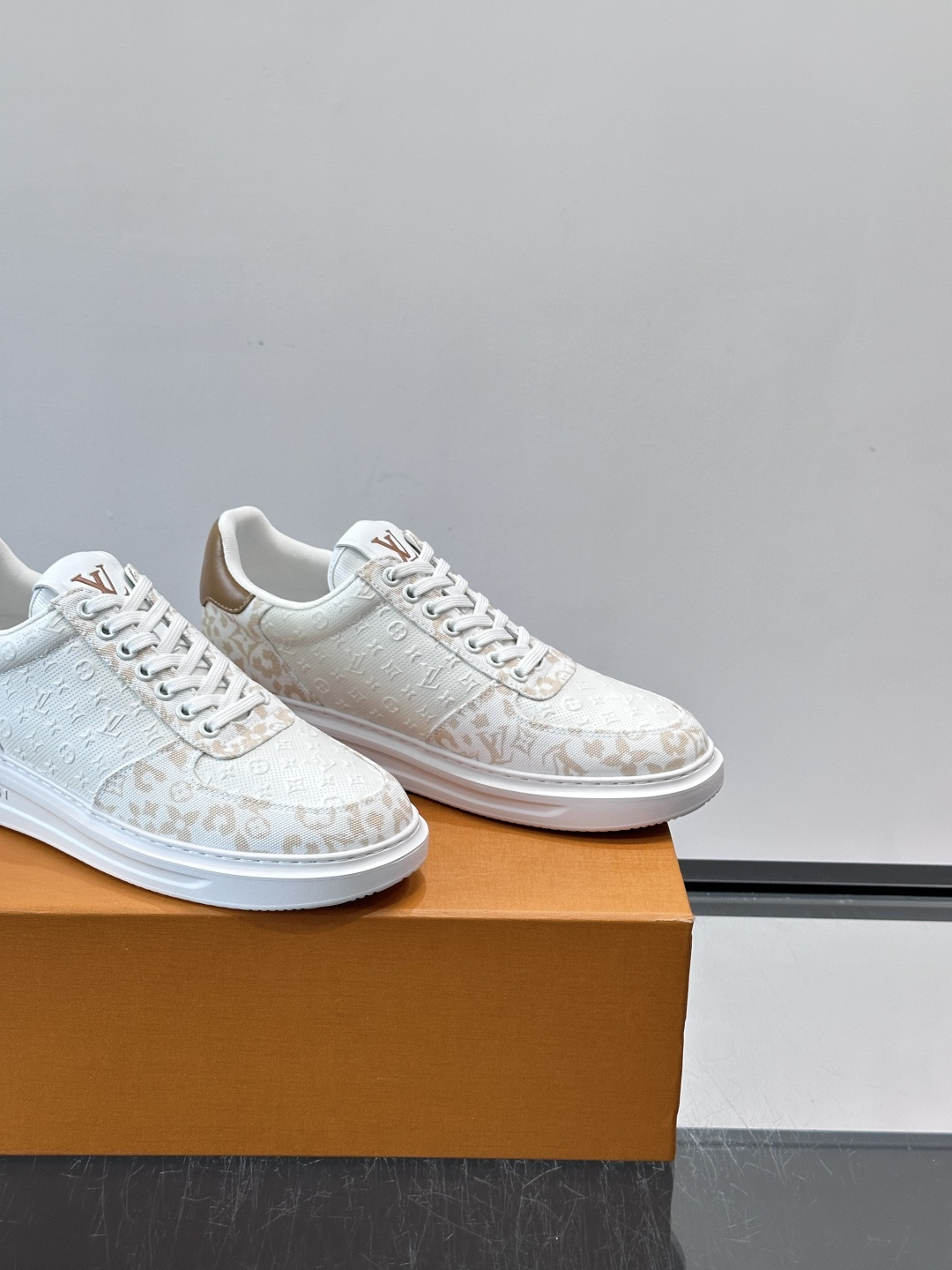 👟LV Monogram男士厚底板鞋，经典老花图案➕牛皮，辨识度超高！厚底设计，穿着舒适还能悄悄增高✨。