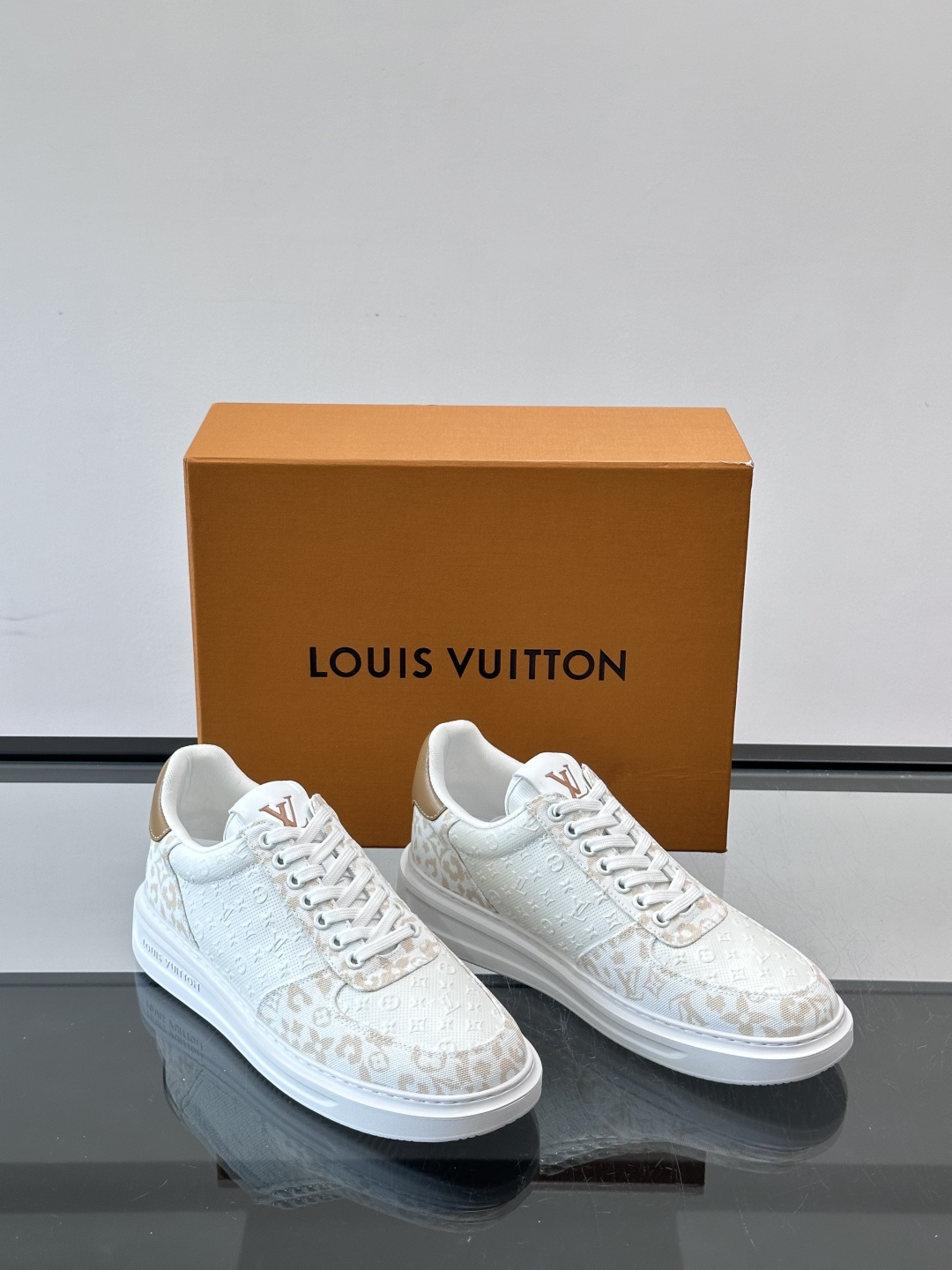 👟LV Monogram男士厚底板鞋，经典老花图案➕牛皮，辨识度超高！厚底设计，穿着舒适还能悄悄增高✨。