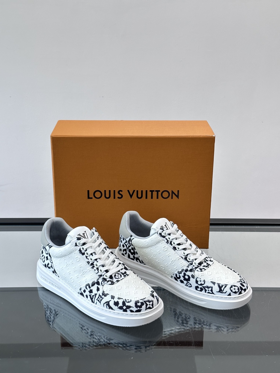 👟LV Monogram男士厚底板鞋，经典老花图案➕牛皮，辨识度超高！厚底设计，穿着舒适还能悄悄增高✨。