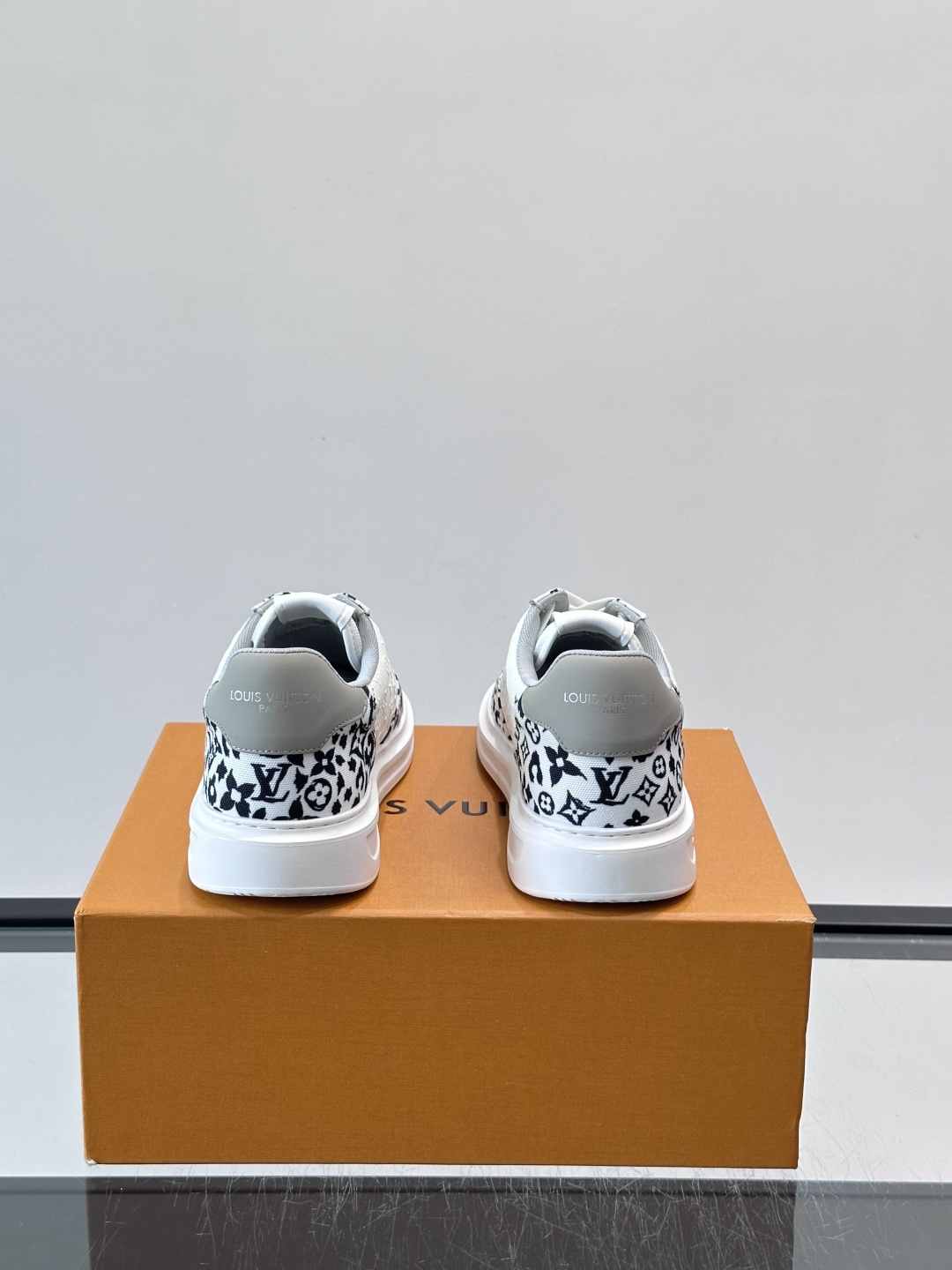 👟LV Monogram男士厚底板鞋，经典老花图案➕牛皮，辨识度超高！厚底设计，穿着舒适还能悄悄增高✨。