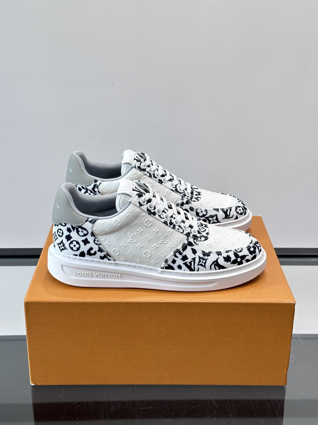 👟LV Monogram男士厚底板鞋，经典老花图案➕牛皮，辨识度超高！厚底设计，穿着舒适还能悄悄增高✨。