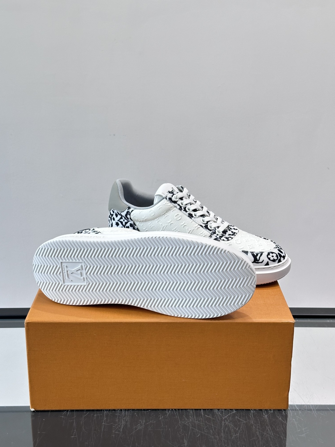 👟LV Monogram男士厚底板鞋，经典老花图案➕牛皮，辨识度超高！厚底设计，穿着舒适还能悄悄增高✨。