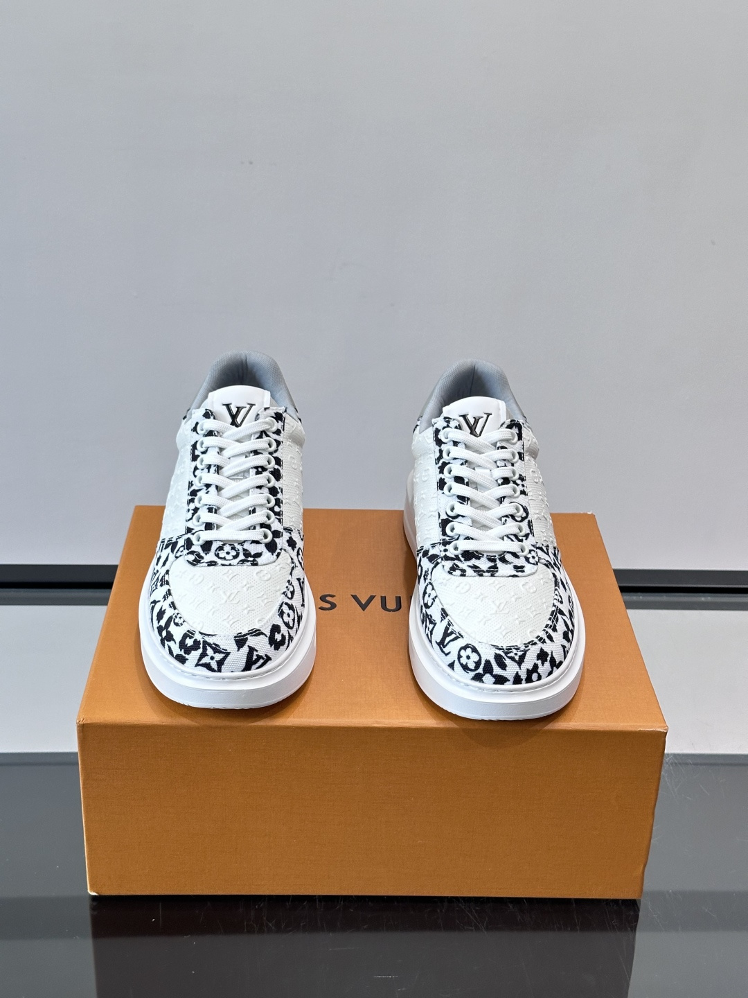 👟LV Monogram男士厚底板鞋，经典老花图案➕牛皮，辨识度超高！厚底设计，穿着舒适还能悄悄增高✨。
