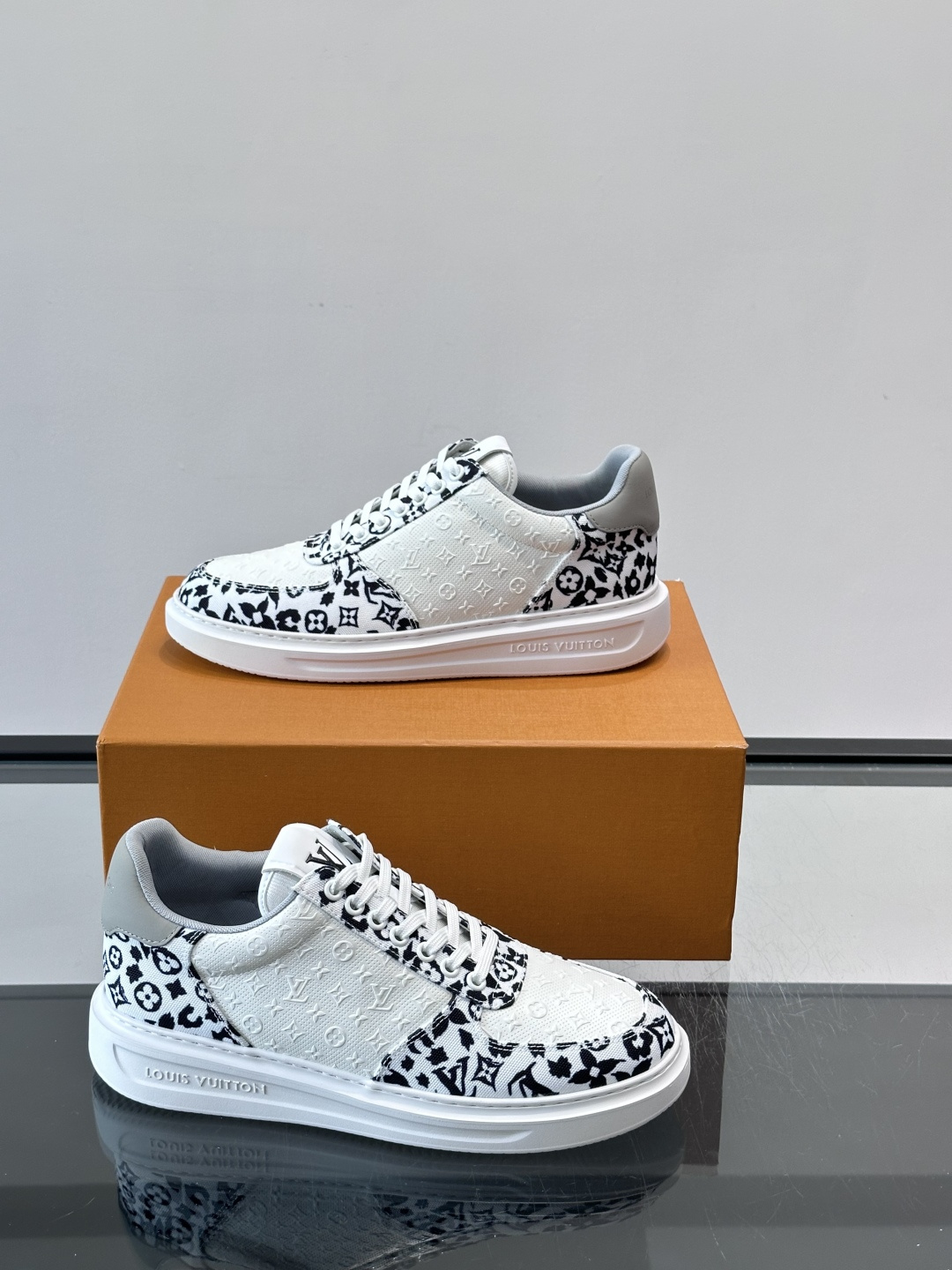 👟LV Monogram男士厚底板鞋，经典老花图案➕牛皮，辨识度超高！厚底设计，穿着舒适还能悄悄增高✨。