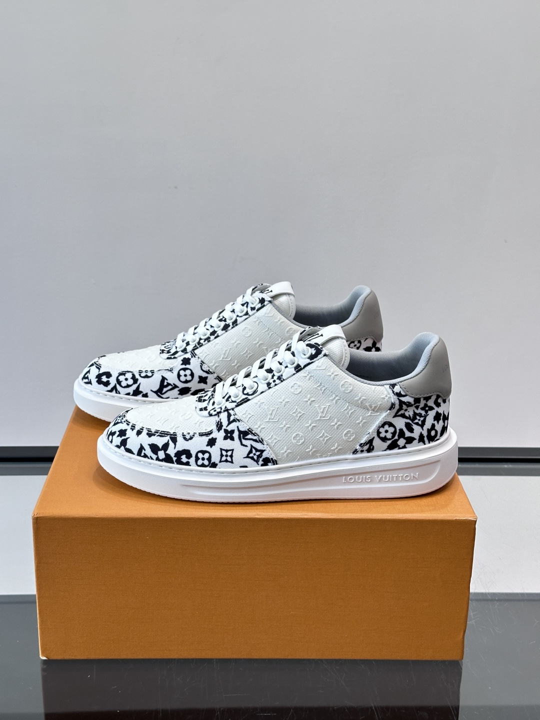 👟LV Monogram男士厚底板鞋，经典老花图案➕牛皮，辨识度超高！厚底设计，穿着舒适还能悄悄增高✨。
