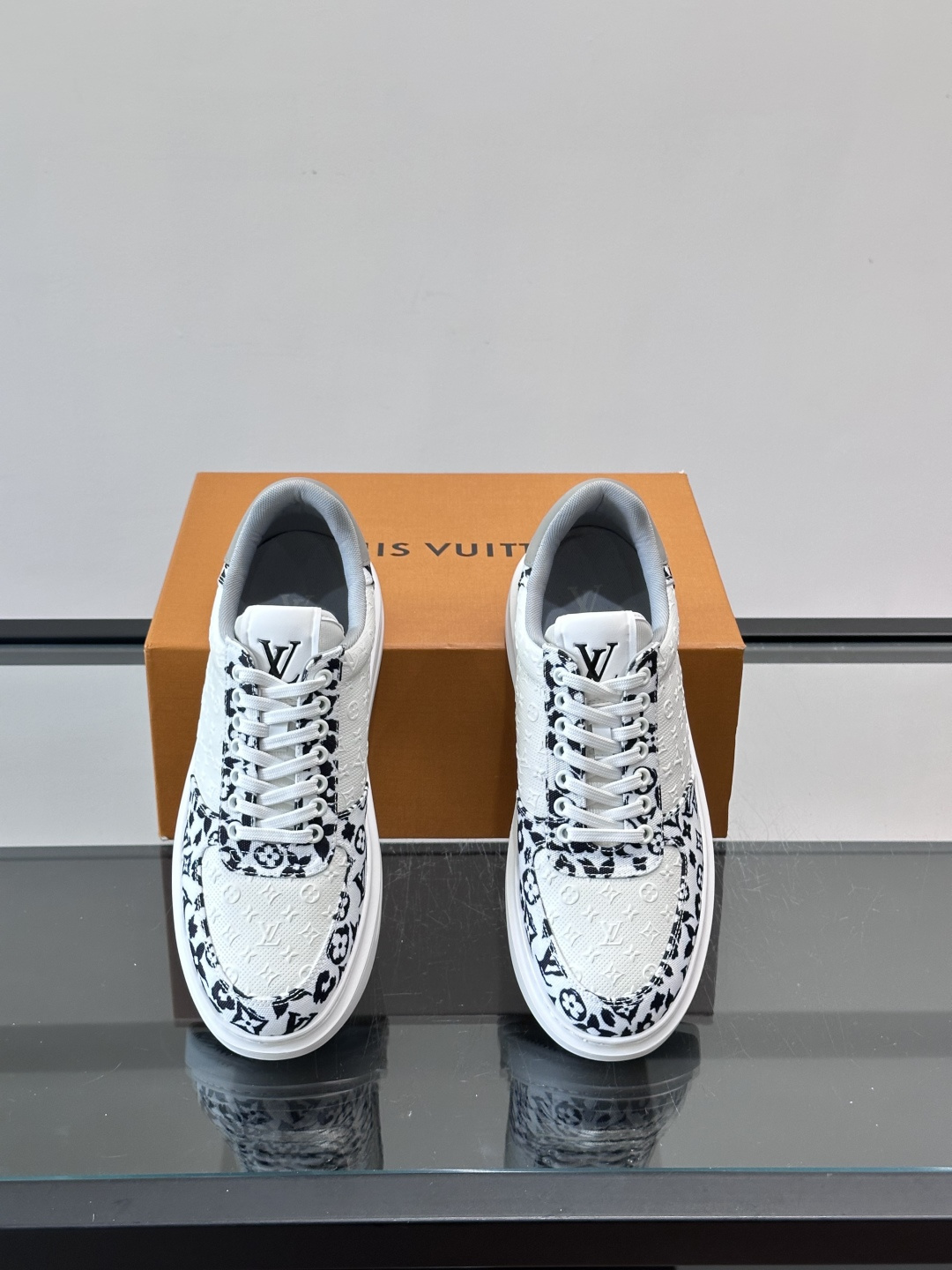 👟LV Monogram男士厚底板鞋，经典老花图案➕牛皮，辨识度超高！厚底设计，穿着舒适还能悄悄增高✨。