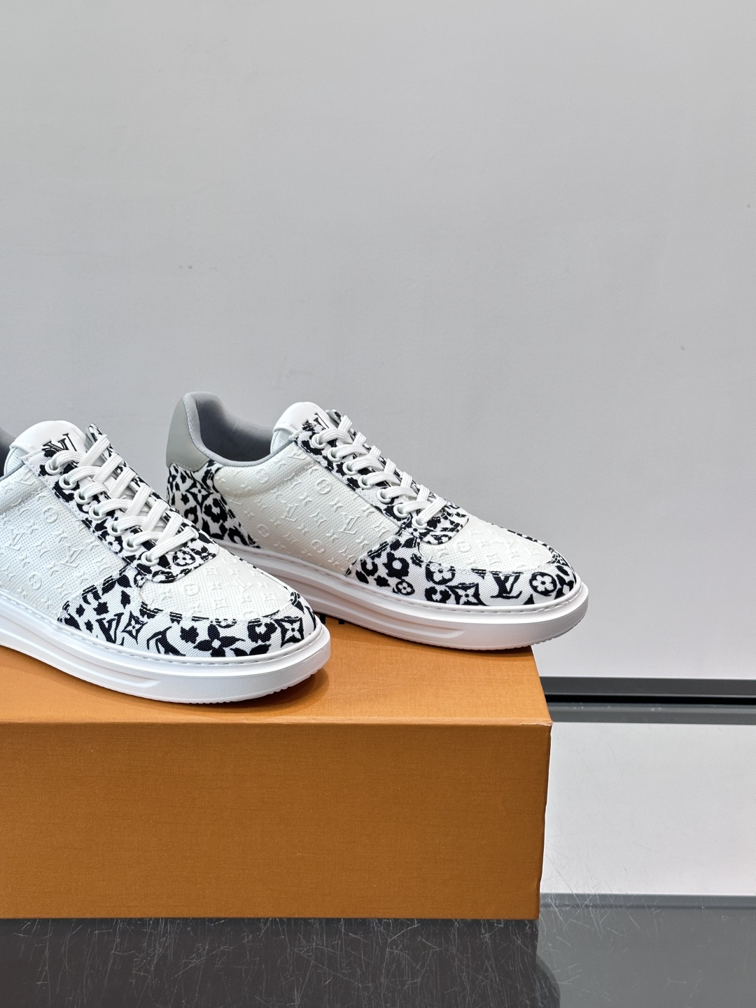 👟LV Monogram男士厚底板鞋，经典老花图案➕牛皮，辨识度超高！厚底设计，穿着舒适还能悄悄增高✨。